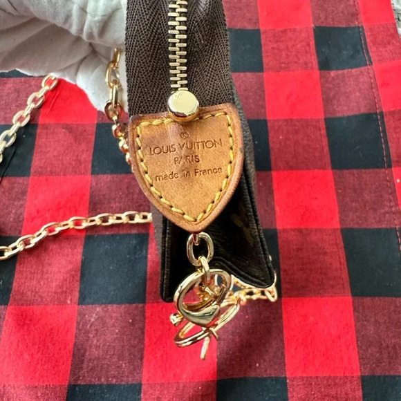 Louis Vuitton
LV Monogram Pouch converted Crossbody - Picture 7 of 13